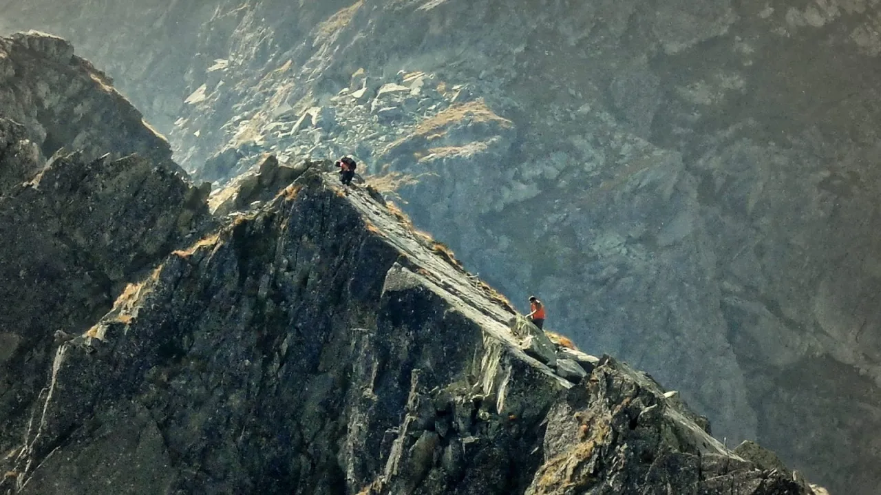 turysta na łańcuchach Orla Perć Kozi Wierch