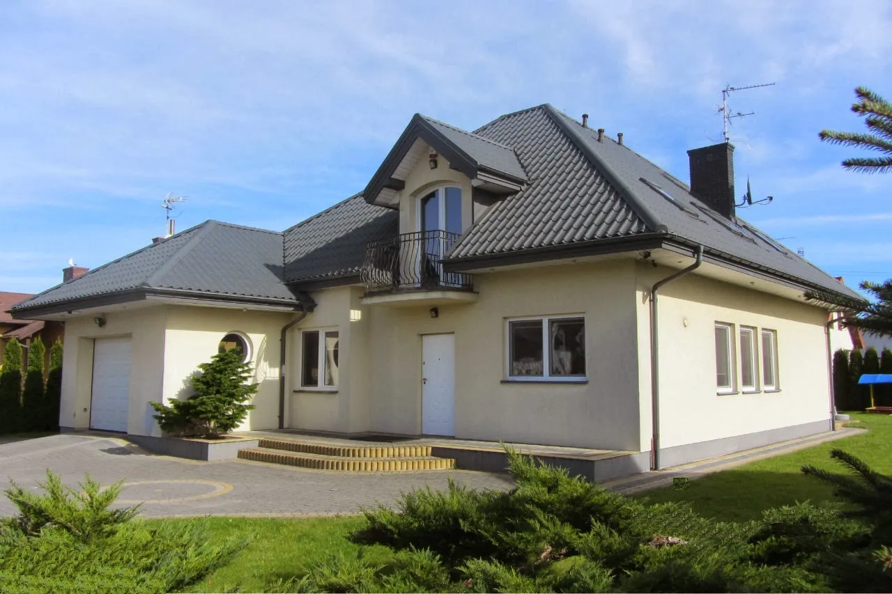 Elewacje domów z białymi oknami różne kolory