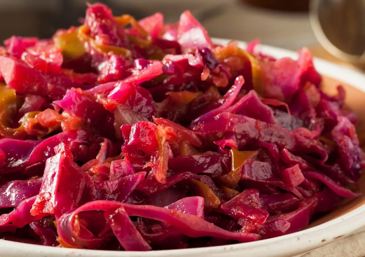 Czerwona kapusta duszona z jabłkami – idealna sałatka do gęsi pieczonej. Słodko-kwaśny smak podkreśli danie.