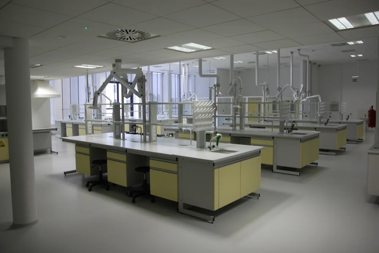 nowoczesne laboratorium chemiczne aranżacja