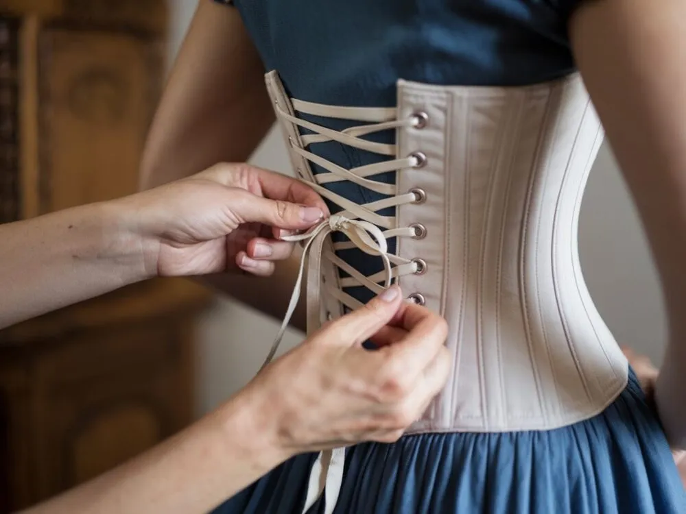wiązanie gorsetu w sukni ślubnej krok po kroku