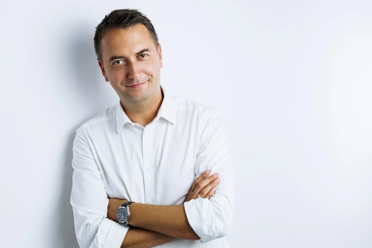 osoba pozująca do zdjęcia do cv na jasnym tle