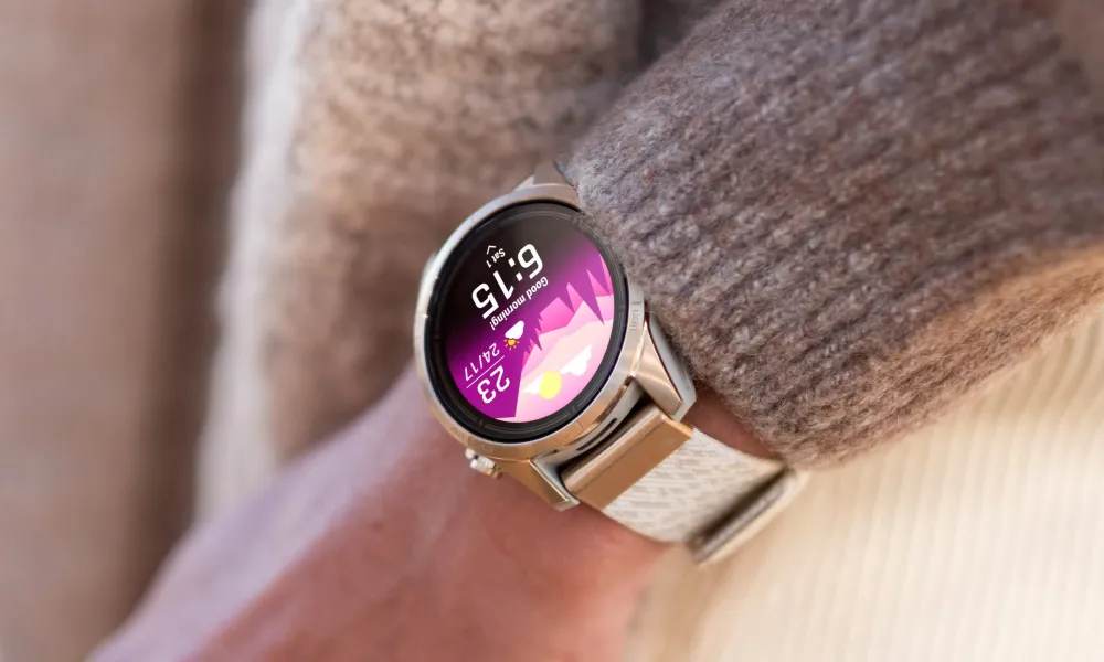 damski zegarek garmin na nadgarstku, kobieta biegnąca z garminem, stylowy garmin damski