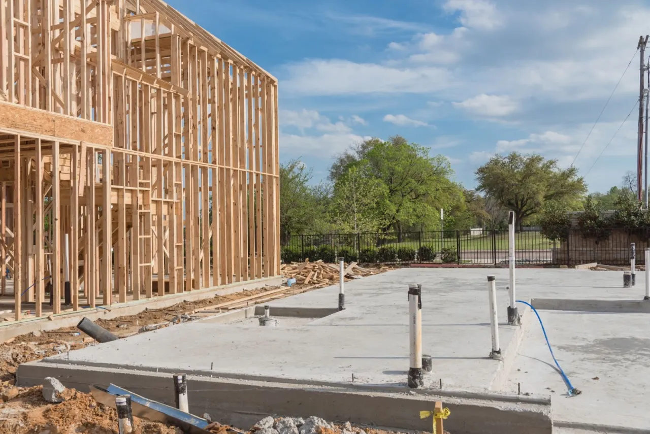 Infografika czynniki wyboru fundamentu dom szkieletowy