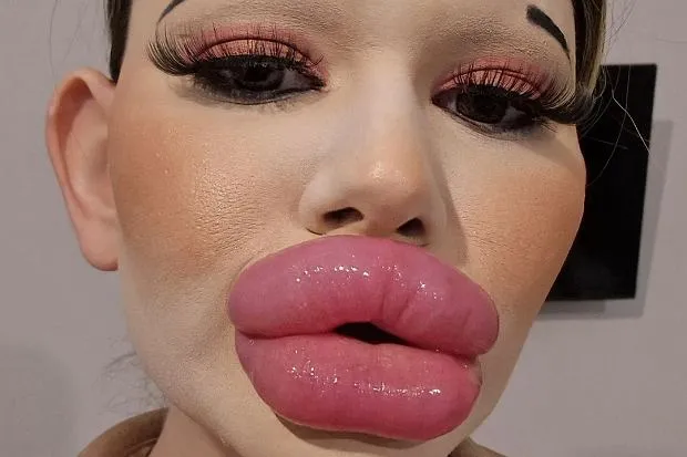 Kobieta z pięknymi, naturalnie powiększonymi ustami