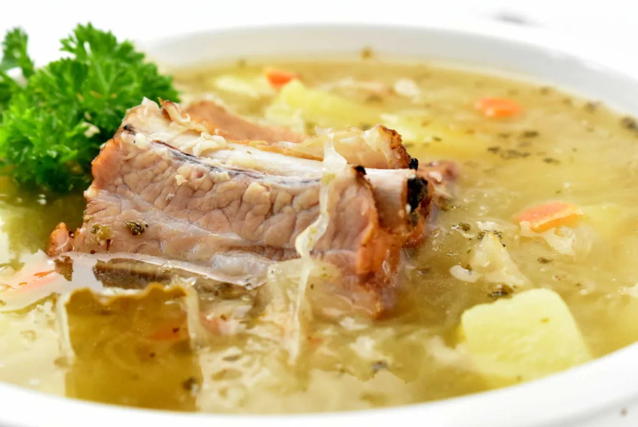 talerz kapuśniaku z żeberkami