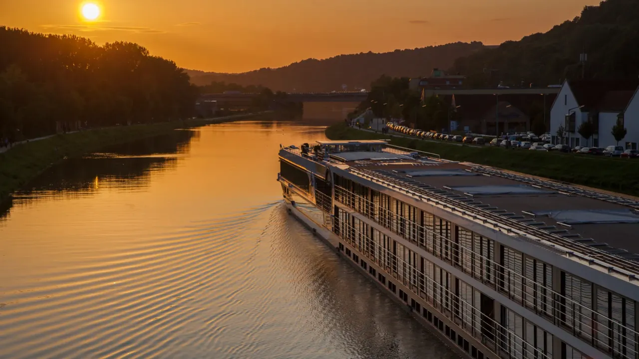 Flusskreuzfahrtschiff auf der Donau bei Sonnenuntergang
