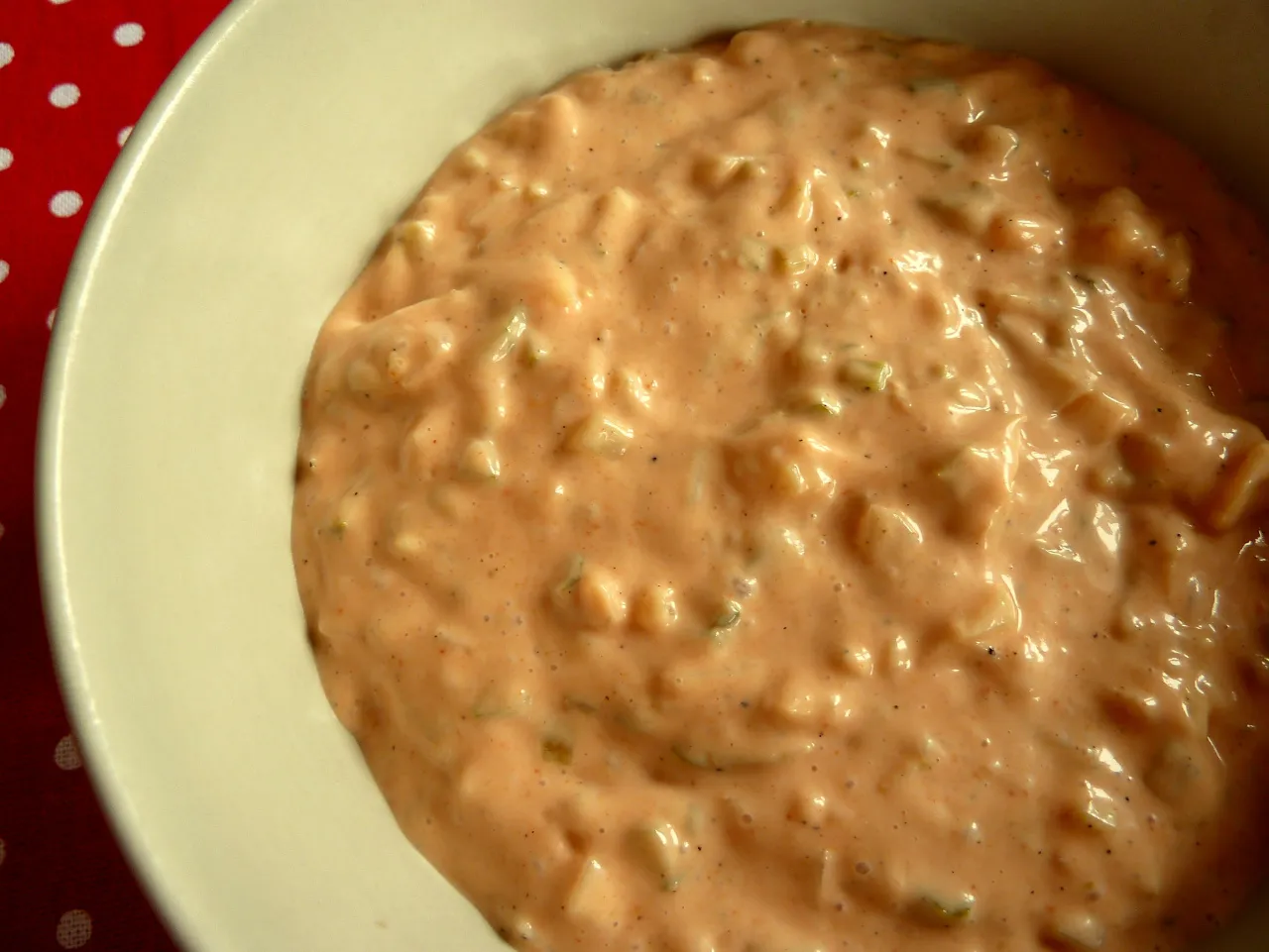 klasyczny sos do hamburger&oacute;w z og&oacute;rkami i cebulą