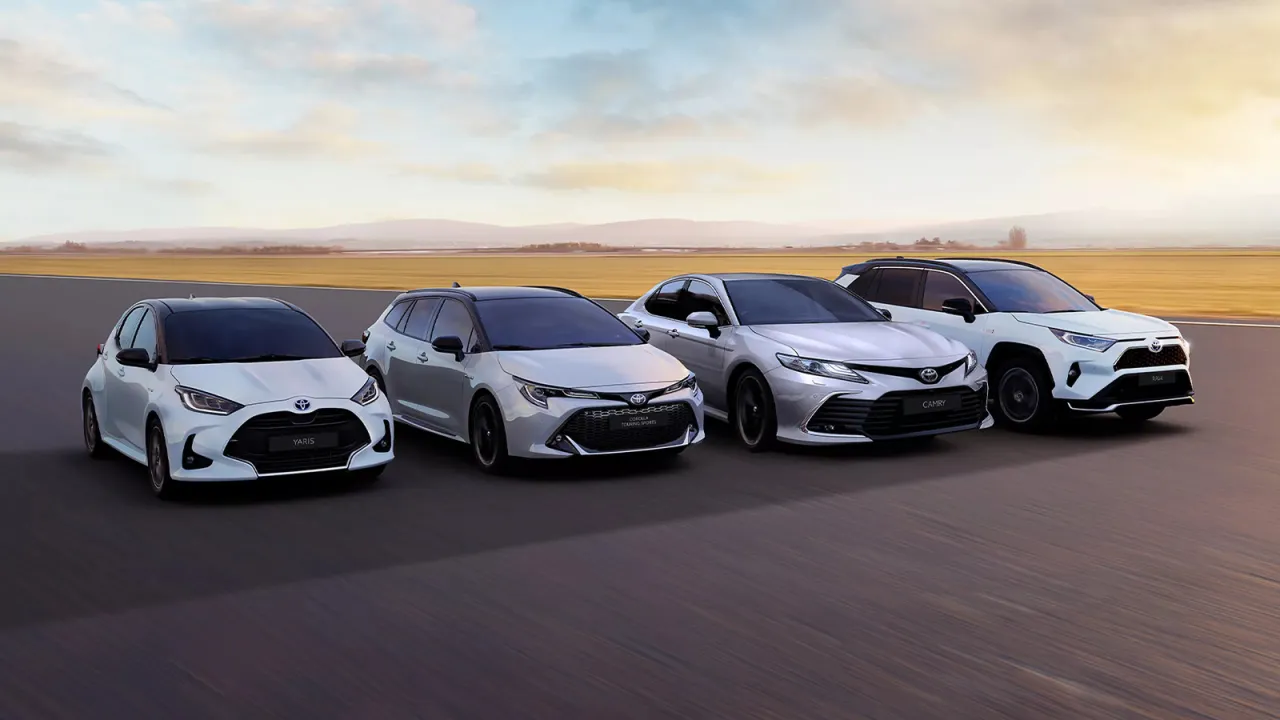 Cztery modele Toyoty: Yaris, Corolla Touring Sports, Camry i RAV4, ustawione na torze wyścigowym. Czy warto zainwestować w toyotę yaris hybrid?
