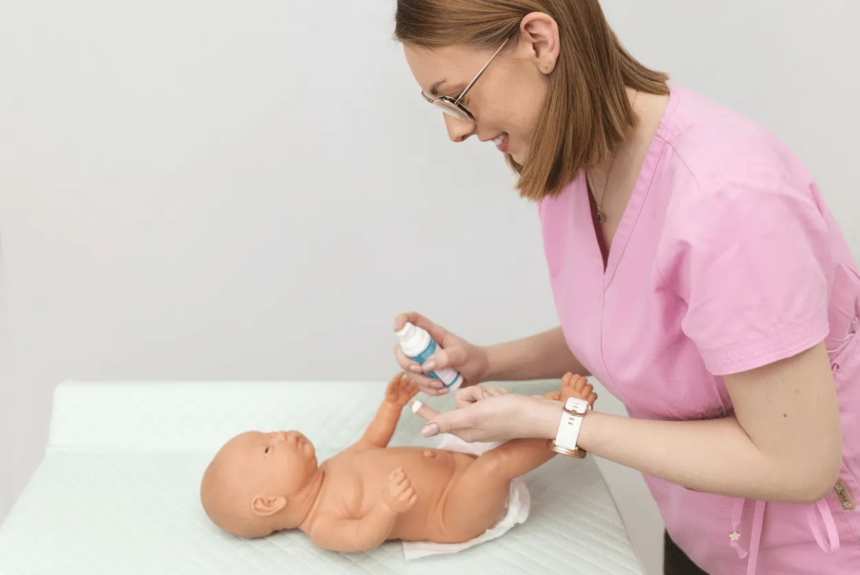 Rodzic zmieniający pieluchę dziecku krok po kroku