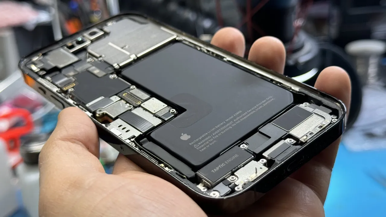 iPhone nie ładuje się, brudne gniazdo