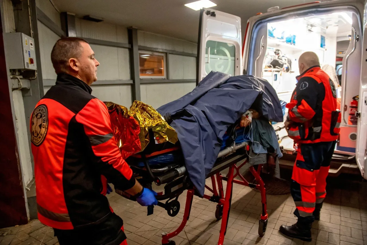 Osoba rozmawiająca przez telefon z lekarzem, symbol telemedycyny