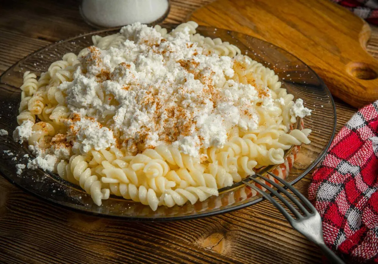 Prosty makaron z twarogiem i cynamonem. Idealny przepis na szybki obiad.