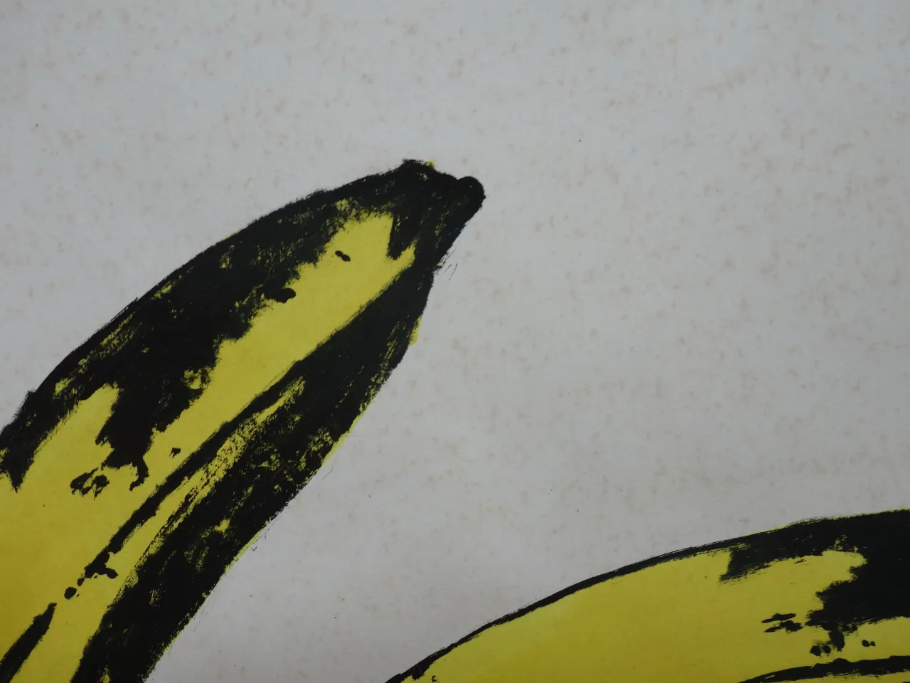 Fragment ikony pop-artu: żółte banany z czarnymi konturami, przypominające Andy Warhol najważniejsze dzieła.