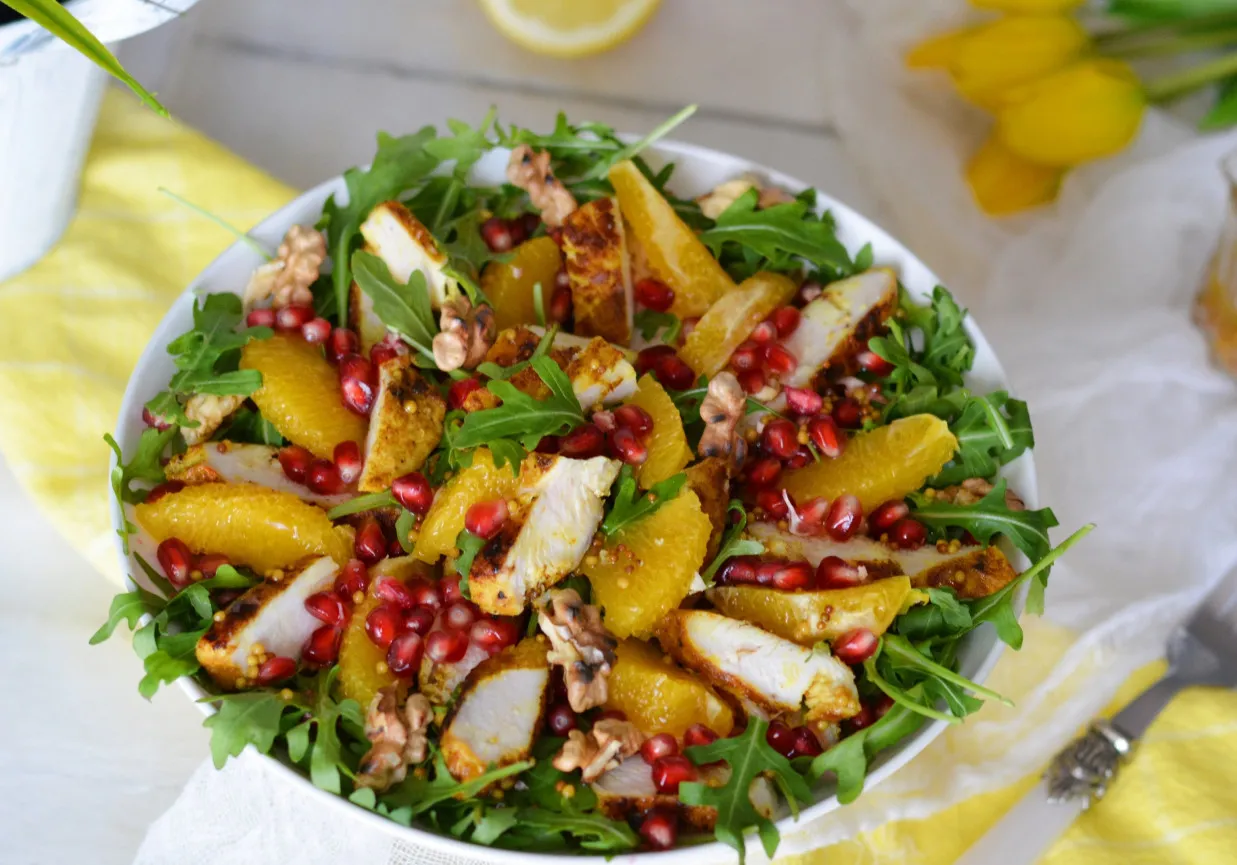 Sałatka z granatem i kurczakiem na sylwestra