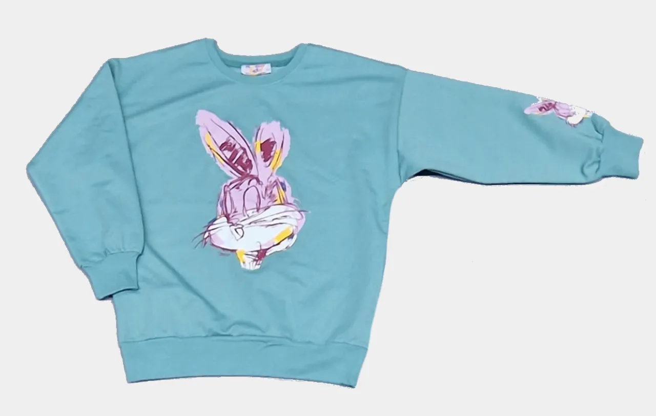 dziewczynka mierzy bluzę smyk