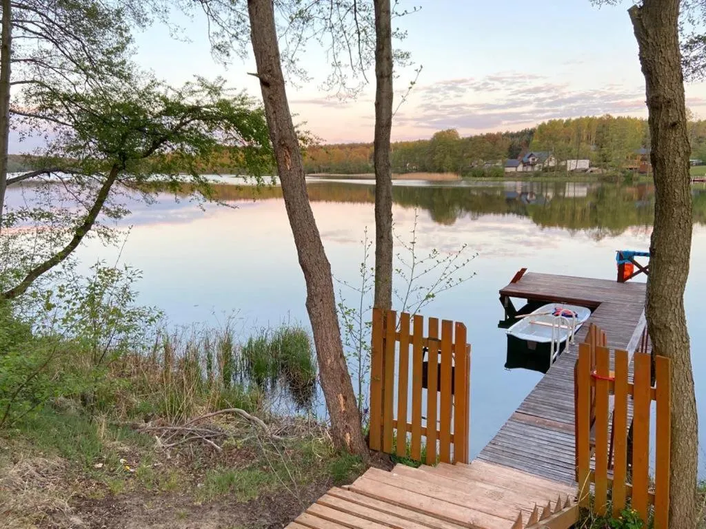 Domek nad jeziorem z pomostem Polska