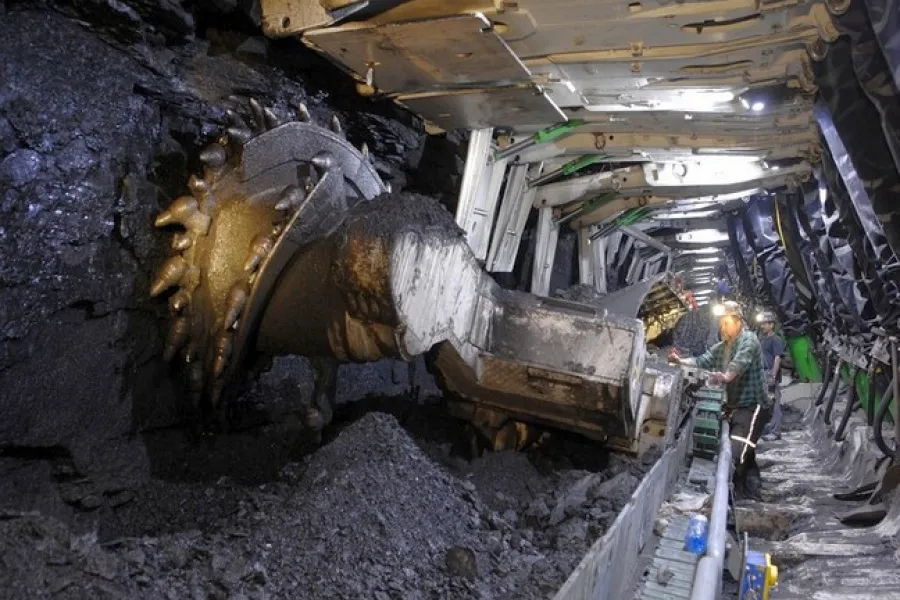 Elektryk górniczy przy maszynach pod ziemią