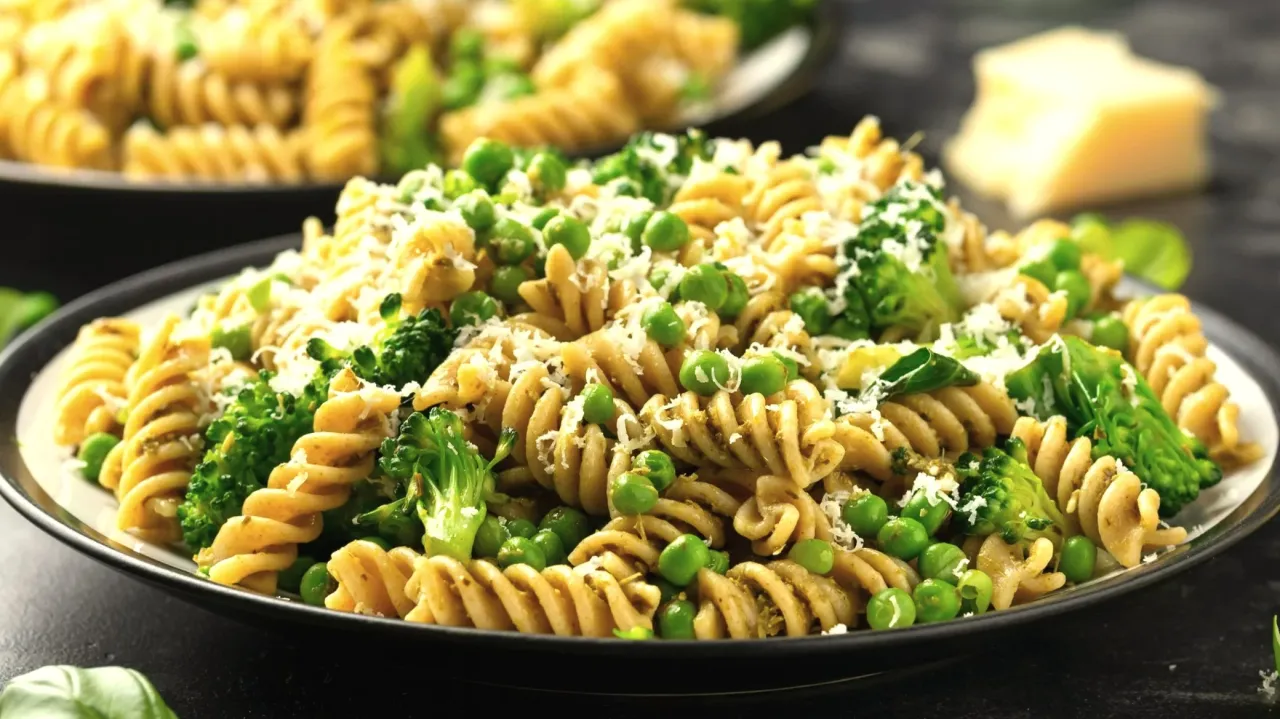 Pyszny makaron fusilli z brokułami i groszkiem, posypany parmezanem. Idealne danie, co można zjeść na obiad.