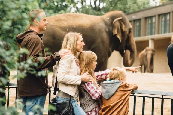 Familie mit Kindern im Berliner Zoo
