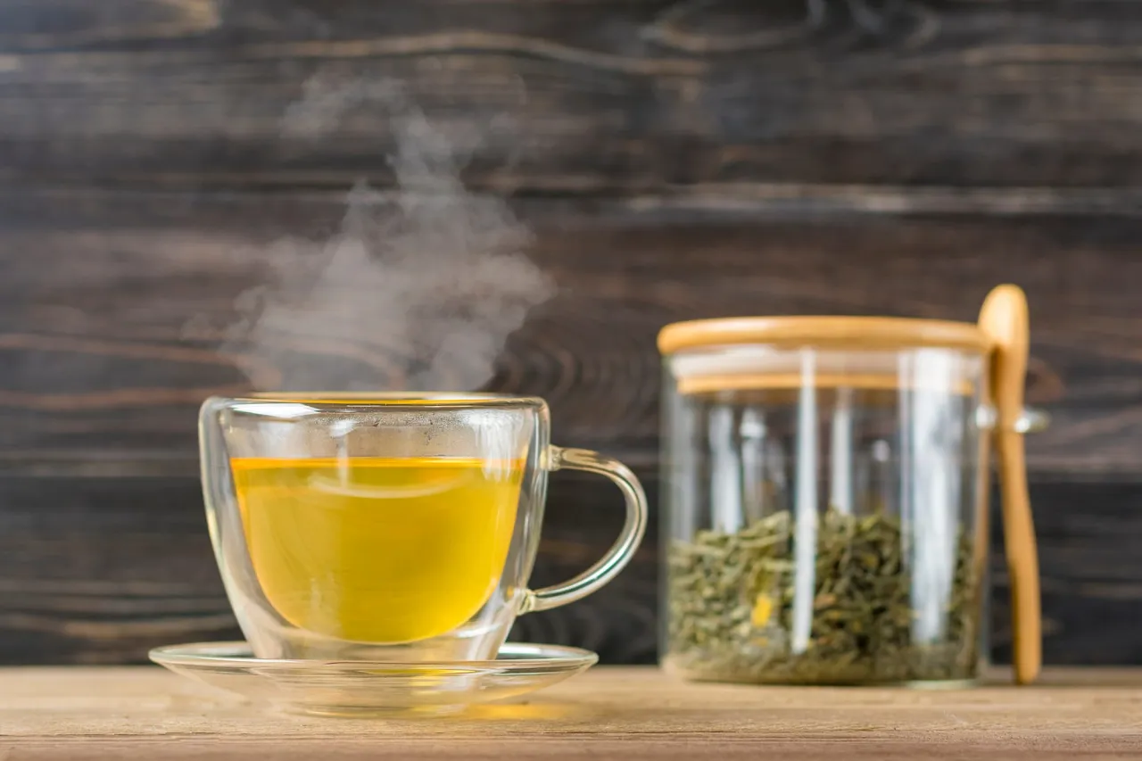 Filiżanka zielonej herbaty z instrukcją bezpiecznego picia