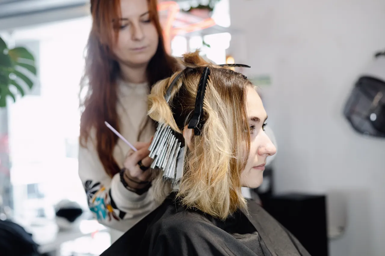 Kobieta z farbowanymi włosami u fryzjera