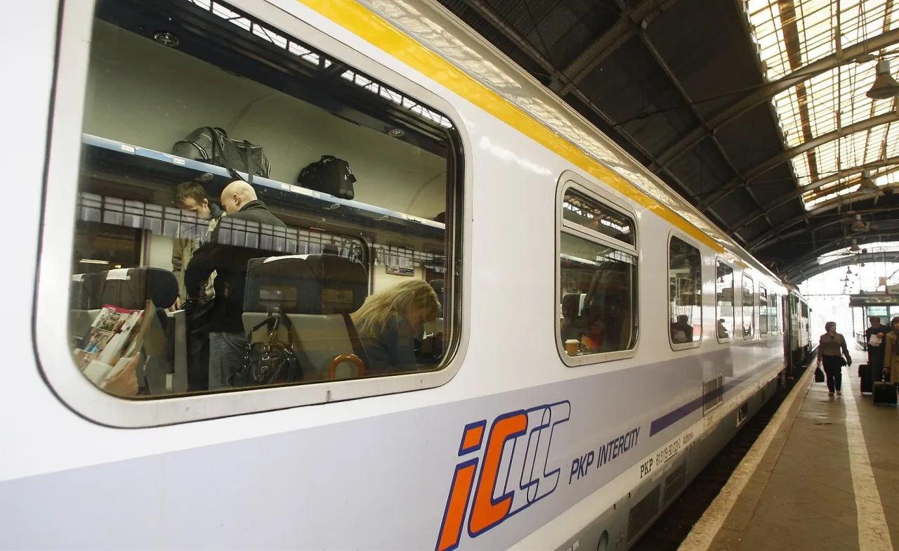 Pasażerowie wsiadają do pociągu PKP Intercity na dworcu. Gdzie pociągiem z Warszawy?