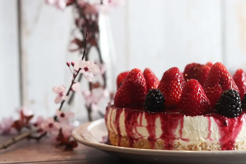 tarta de queso y mascarpone sin horno con frutos rojos