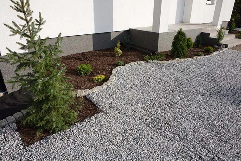 podjazd ze żwiru kratka trawnikowa