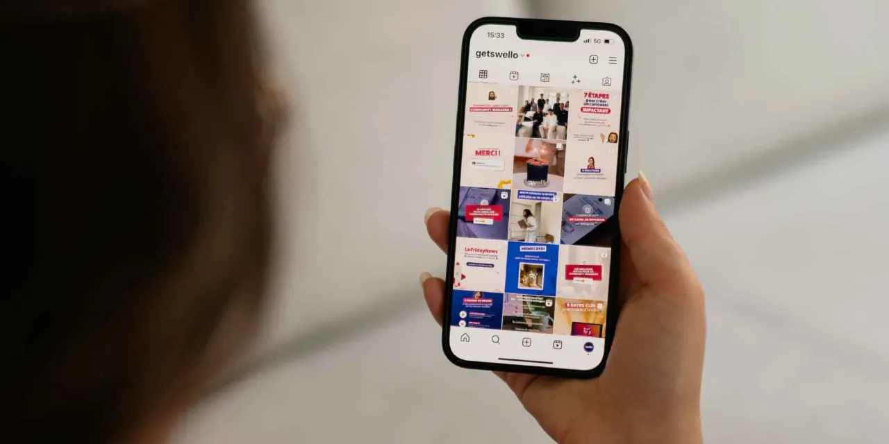 Telefon pokazuje profil Instagram z grafikami, które ilustrują, do czego służy content seo manager: tworzenie angażujących treści i strategii.