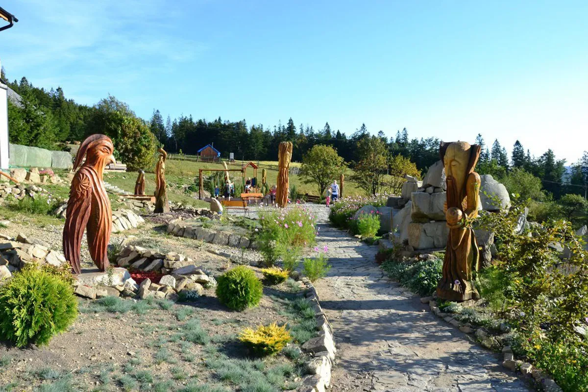 rodzina z w&oacute;zkiem na szerokim szlaku Beskidy