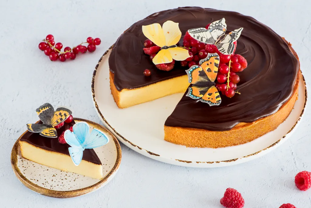 Sernik wiedeński z polewą czekoladową i owocami