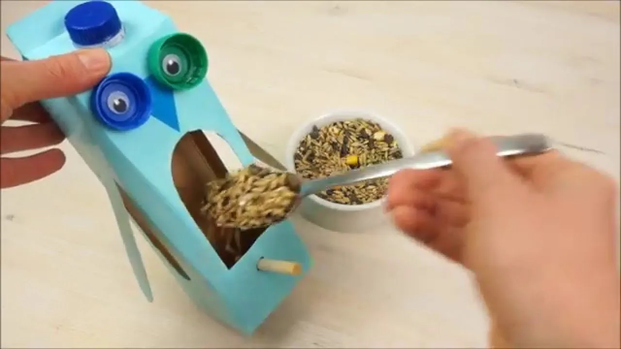 karmnik dla ptak&oacute;w z kartonu po mleku DIY