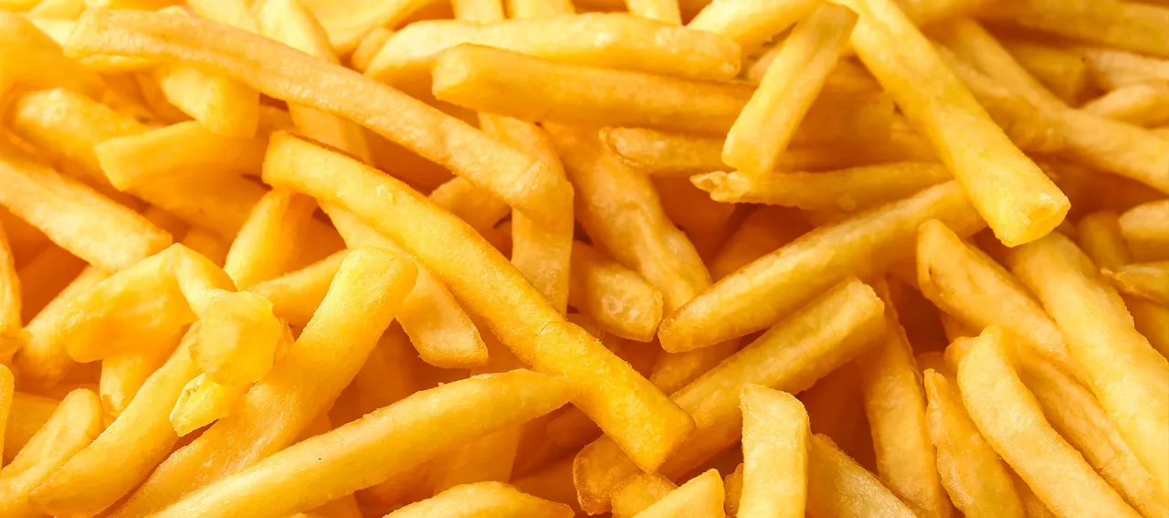 Złociste, chrupiące frytki, które aż proszą się o zjedzenie. Kto wymyślił frytki? Pytanie, na które odpowiedź wciąż jest tajemnicą.