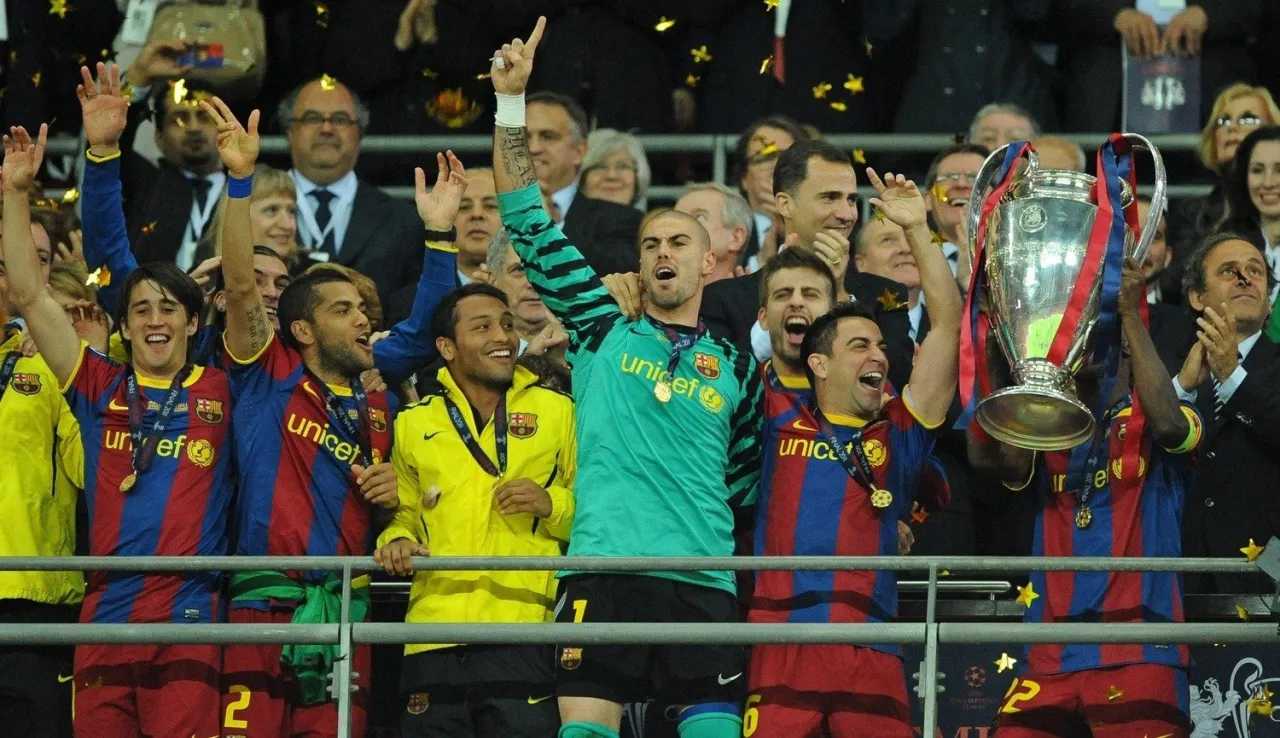 Piłkarze Barcelony świętują zdobycie Ligi Mistrz&oacute;w. To ich trzeci taki tytuł, co potwierdza, ile Barcelona ma Ligi Mistrz&oacute;w.