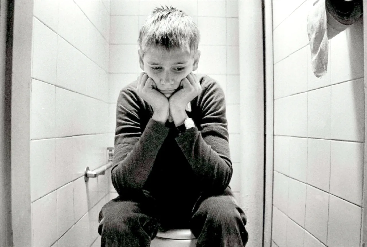 trauma dziecięca, wpływ dzieciństwa na dorosłe życie, ukryte konflikty psychiczne