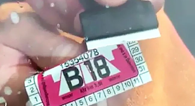 usuwanie starej naklejki rejestracyjnej z szyby samochodu