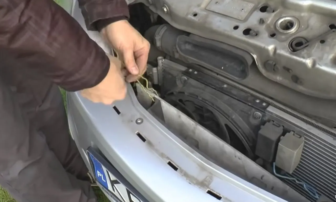 Starszy samoch&oacute;d z zasłoniętą chłodnicą