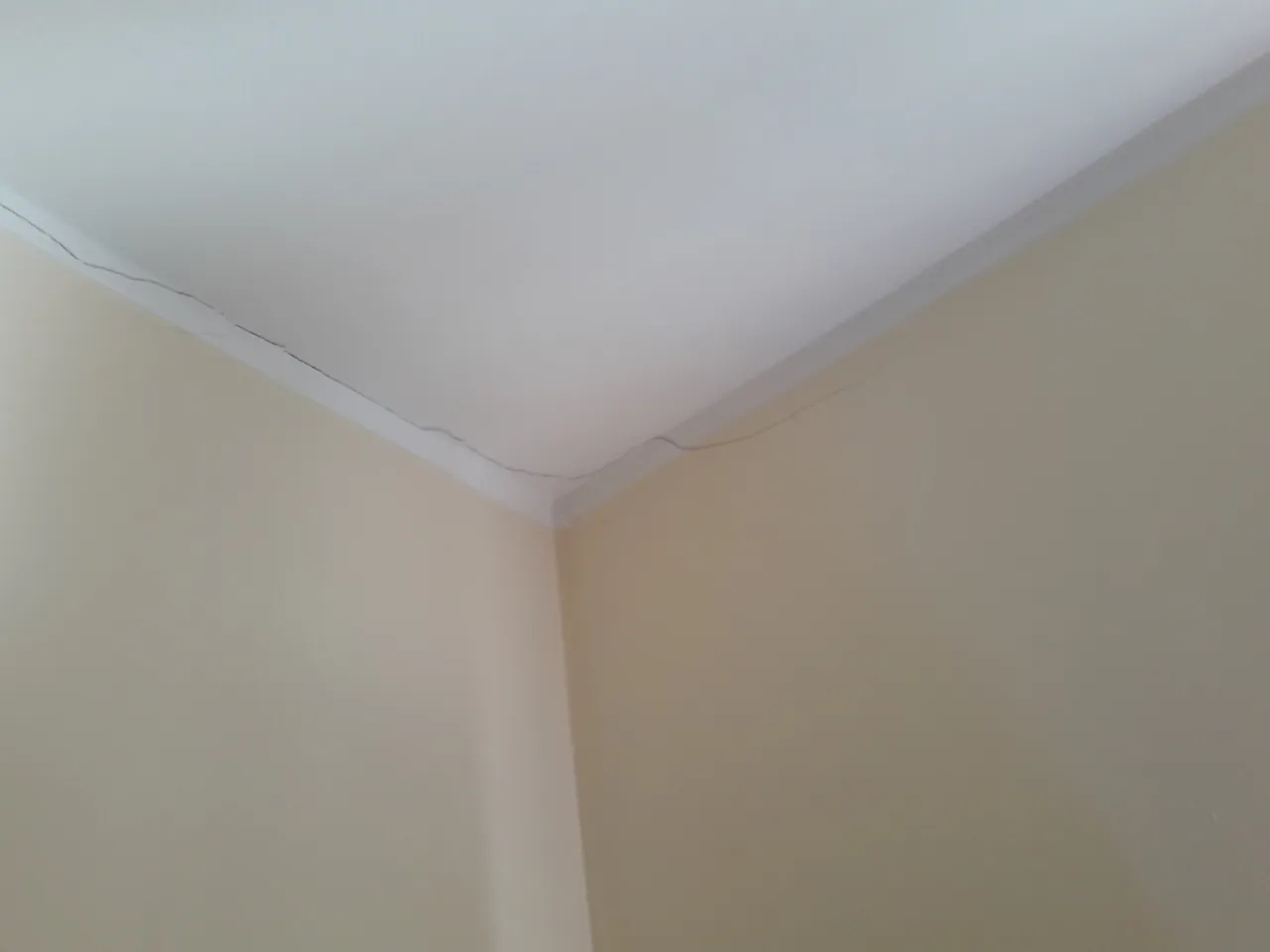 Pękające ściany starego domu