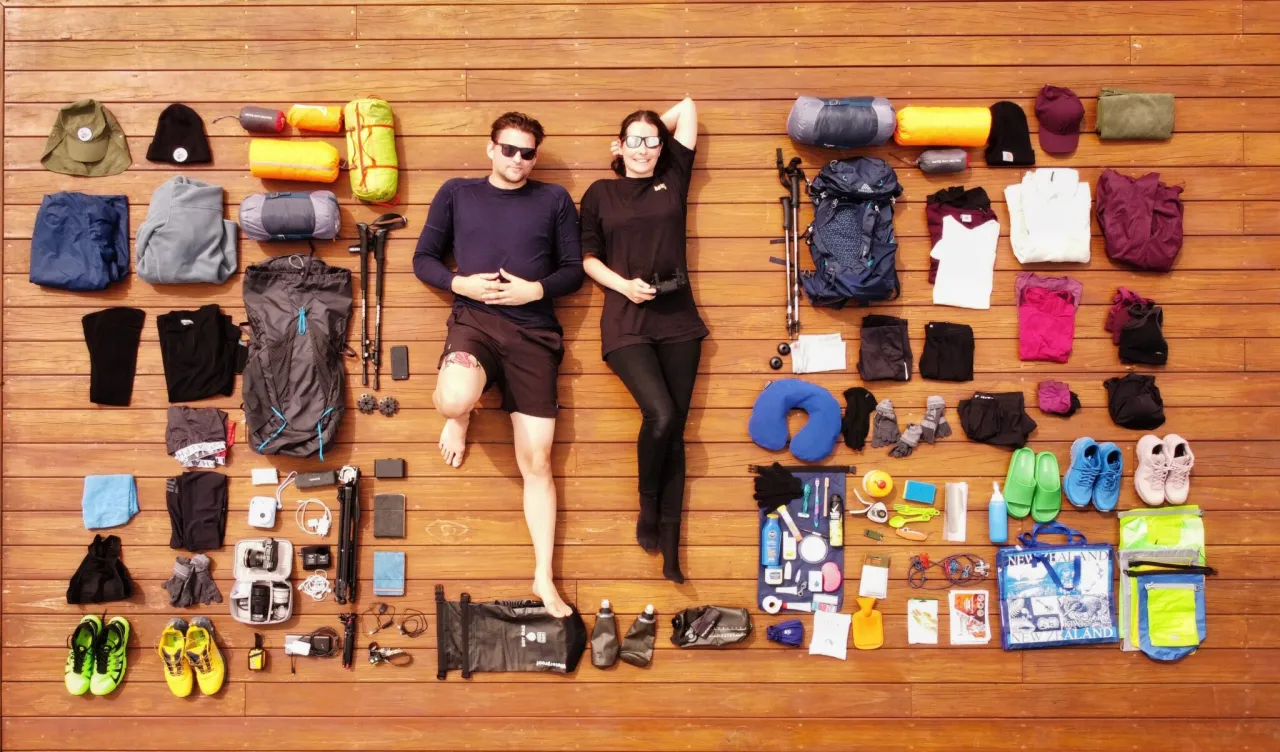 Osoba ubrana w warstwy na szlaku turystycznym