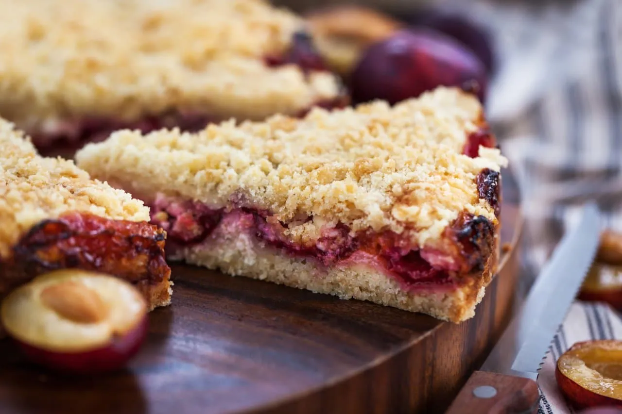 Zakalcowe ciasto ze śliwkami przekrój