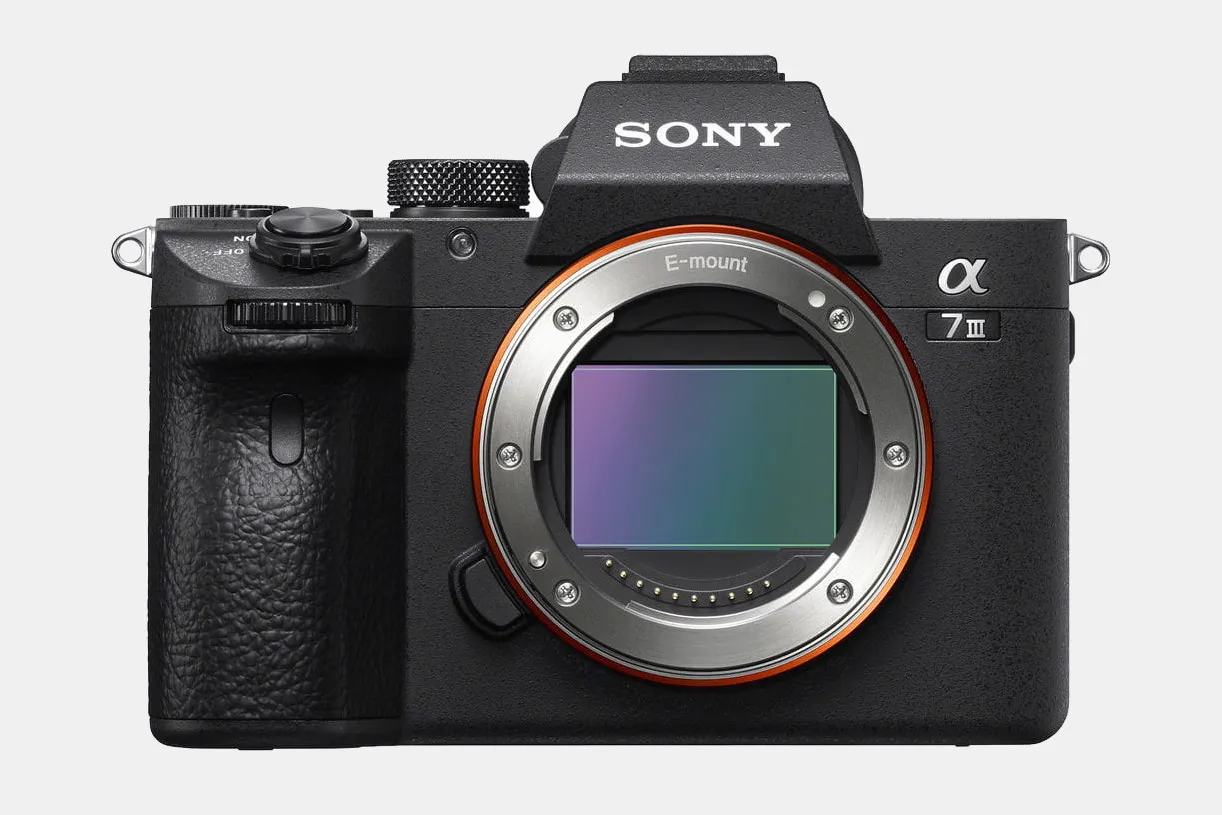 Sony Alpha 7 III – jaki pierwszy aparat fotograficzny? Nowoczesny bezlusterkowiec z widocznym sensorem i mocowaniem E-mount.