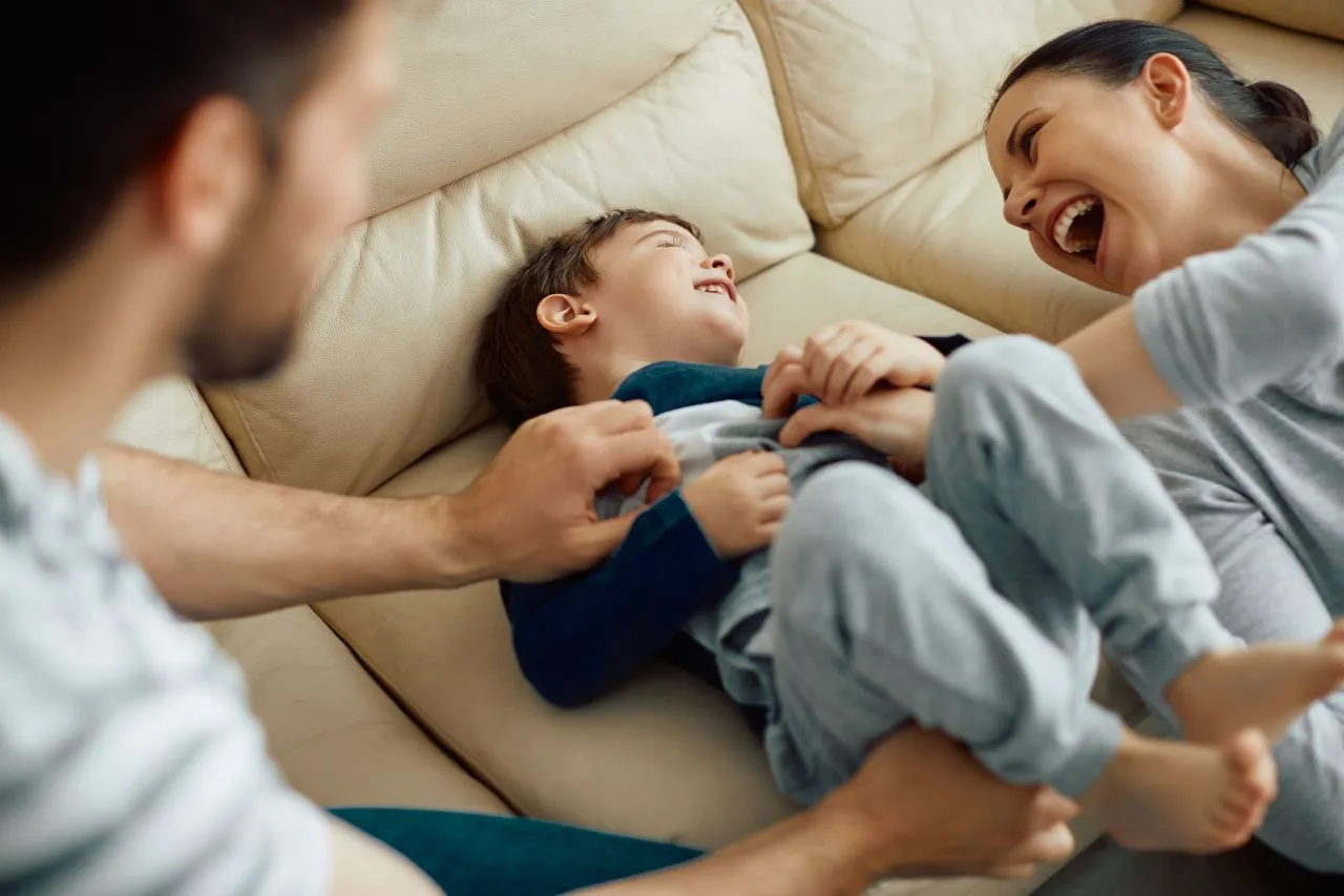 Rodzic i dziecko budujący więź, uśmiechnięci, blisko siebie