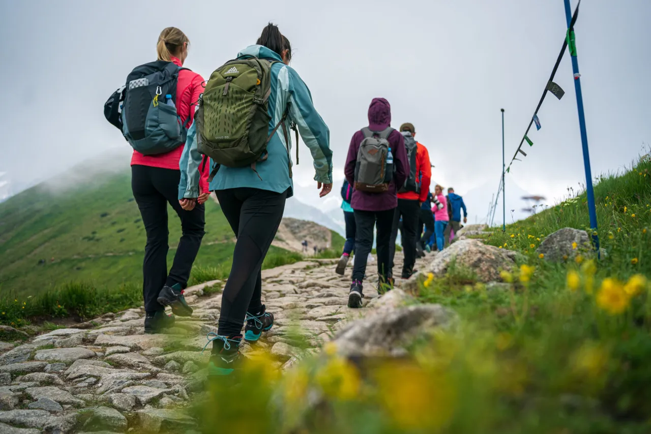 Turysta sprawdza pogodę w g&oacute;rach