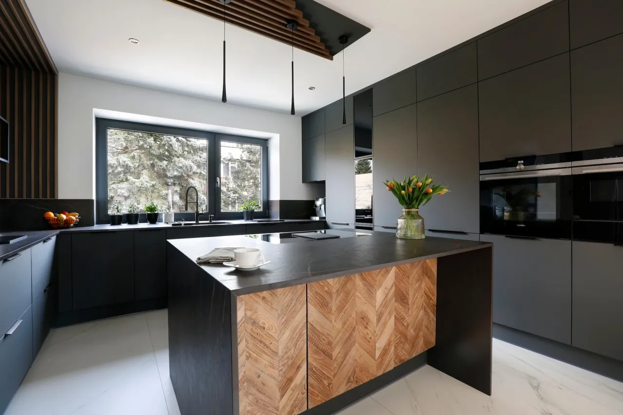Elegancka kuchnia matowa, ciemna kuchnia matowa z drewnem