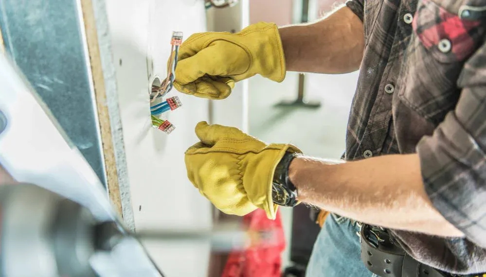 obowiązki pomocnika elektryka