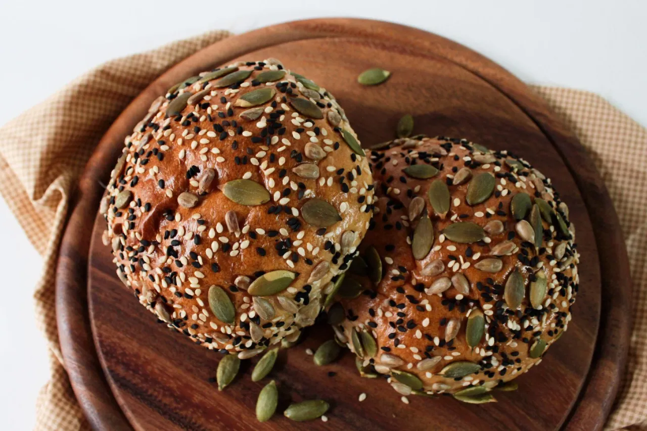 zdrowe bułki z różnymi dodatkami ziarnami warzywami