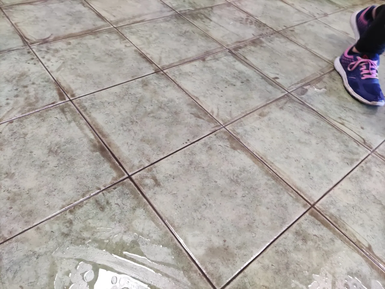 nalot cementowy na płytkach po fugowaniu