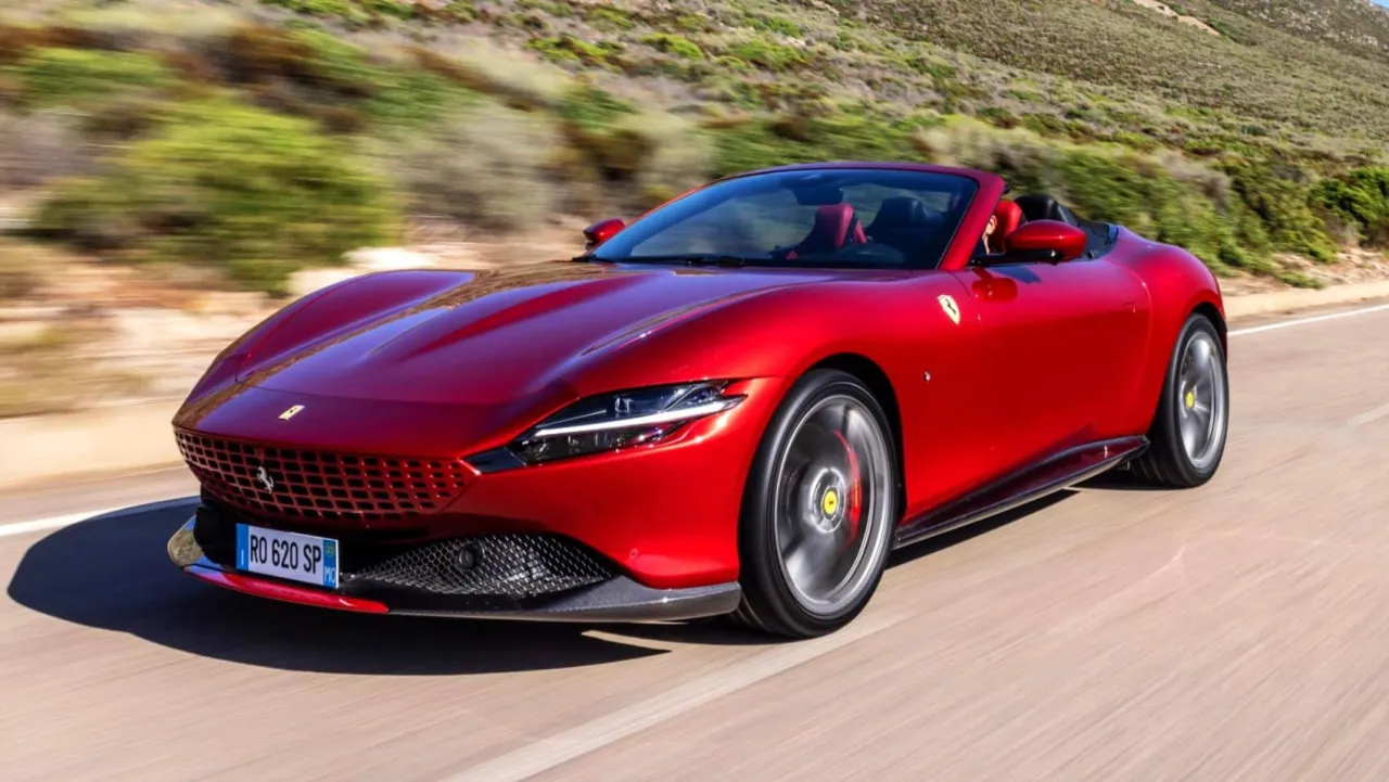 Ferrari Roma Spider na drodze