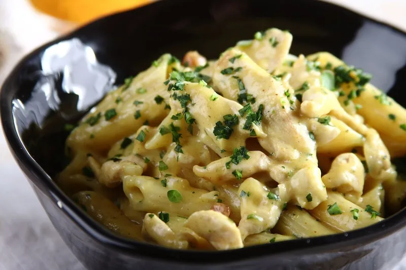 Szybki wegetariański obiad makaron curry placki